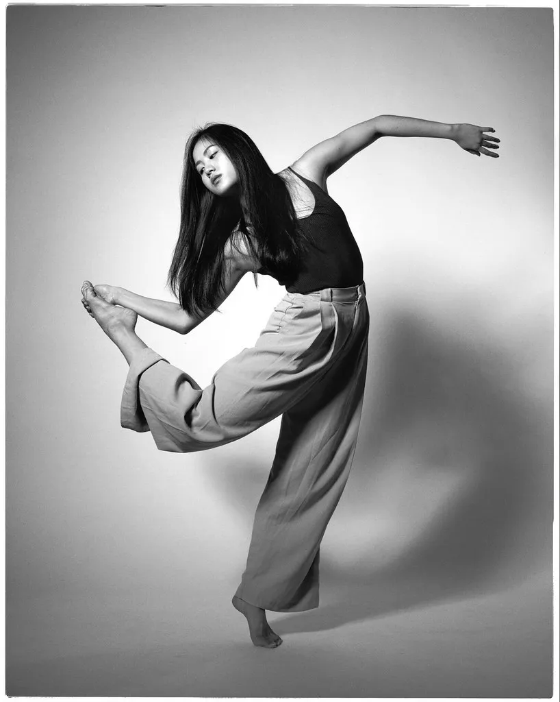 Bailarina contemporánea en el piso, blanco y negro