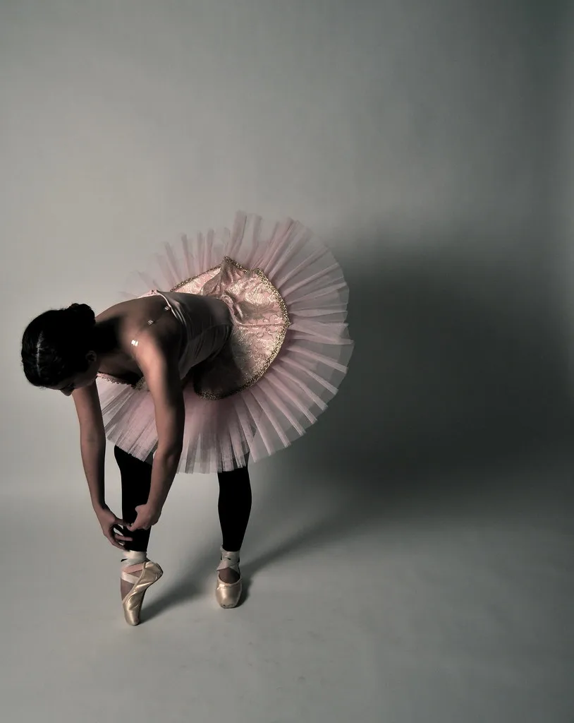 Bailarina clásica en puntas, tutú, en estudio