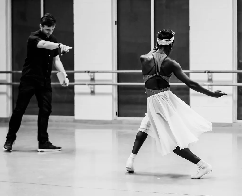 Ensayo en estudio, en puntas, blanco y negro