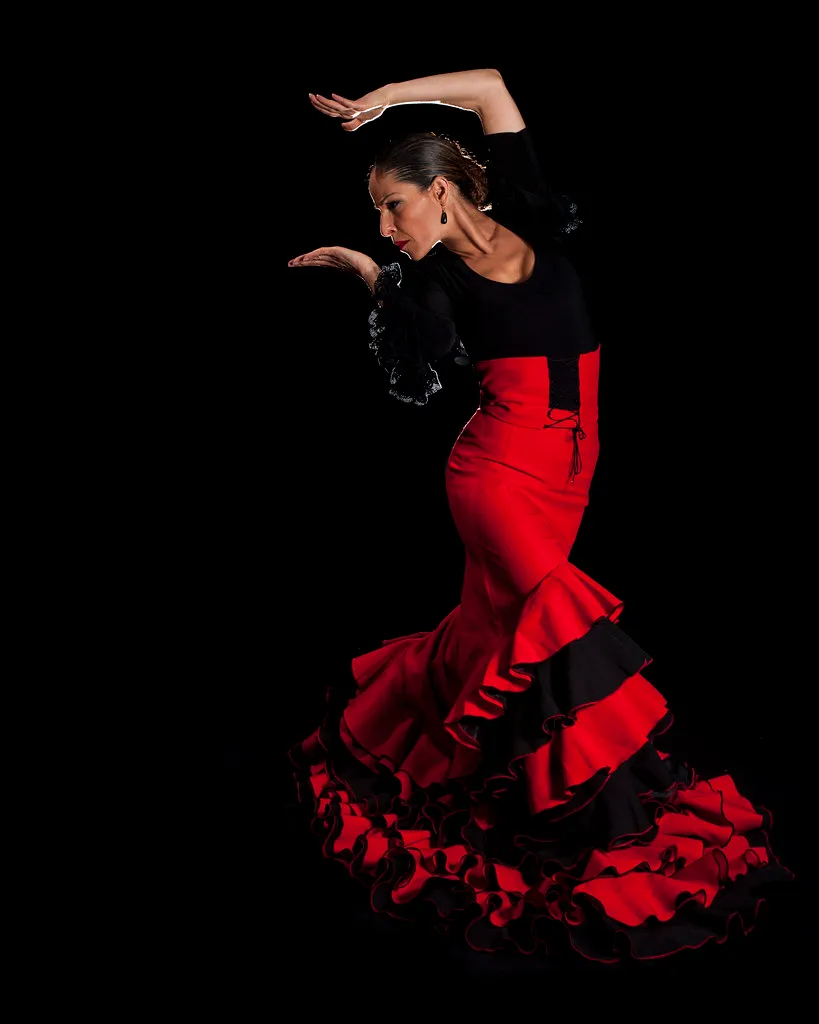 Escena de danza con vestido rojo, luz dramática