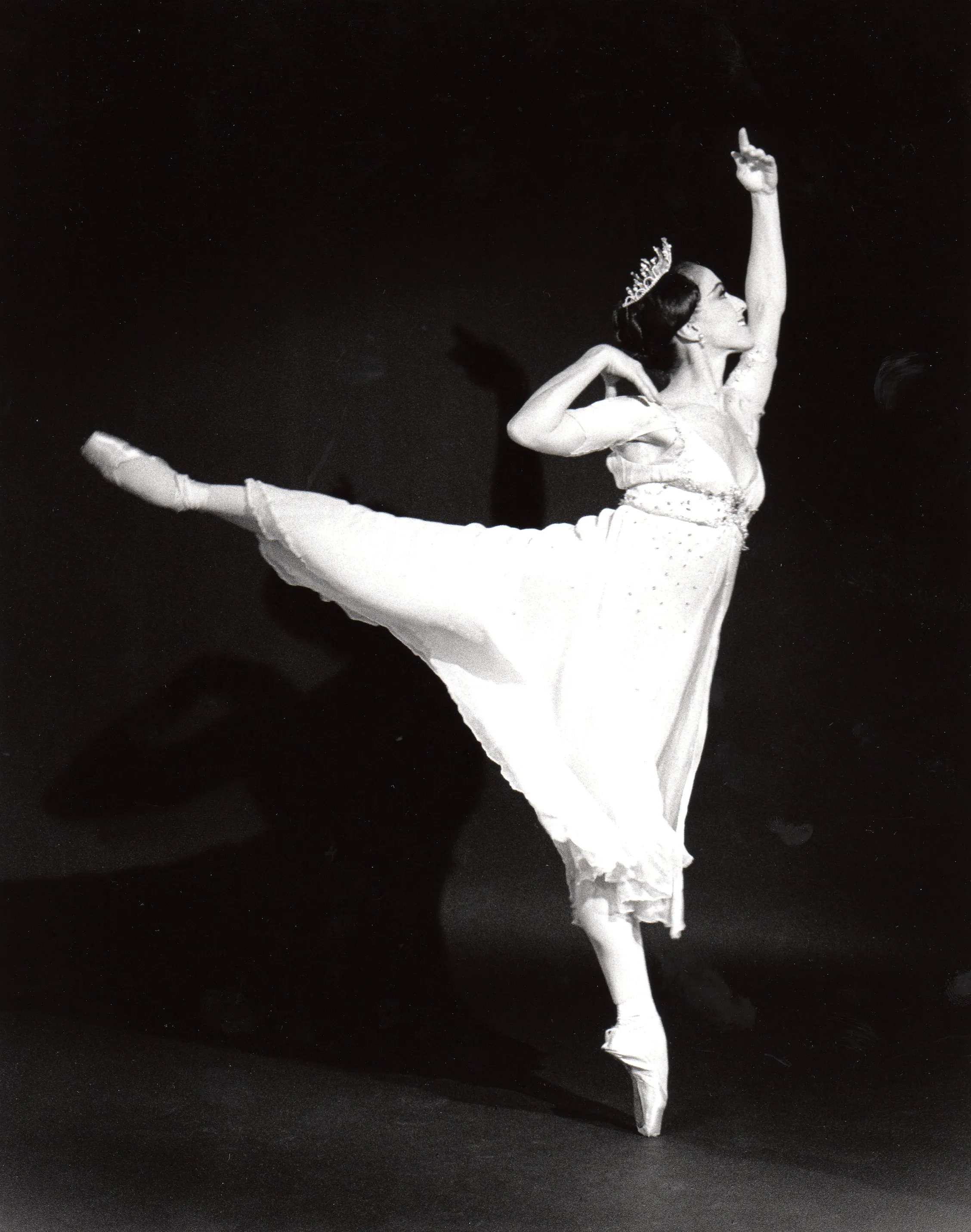 Arabesque en puntas, vestido blanco, blanco y negro
